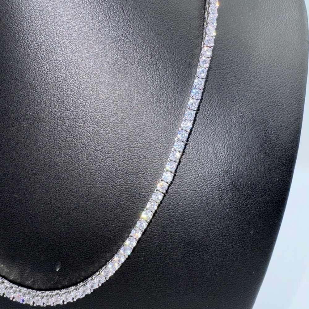 18kt Tennis Necklace - Picture 7 of 11